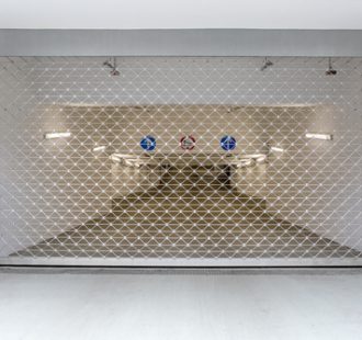geschlossenes Gitter Rolltor Einfahrt Tiefgarage  Matthias Buehn