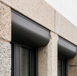 Zwei Fenster mit Vorbaurolllden im Detail